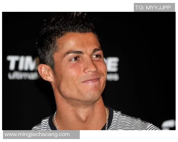 足球明星休闲装扮时尚解析展现运动与潮流的完美结合